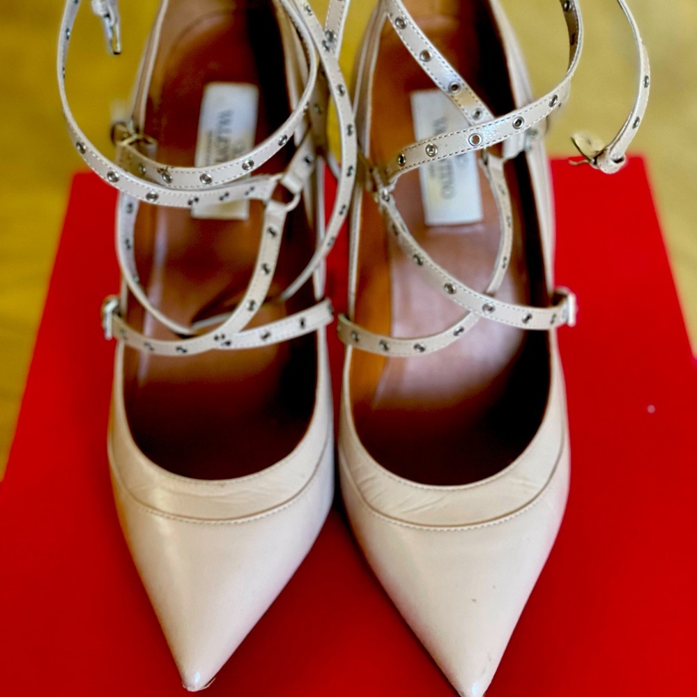 Valentino Garavani Love Latch Strappy Grommet Pump Size 37 Poundre MudPump Heels